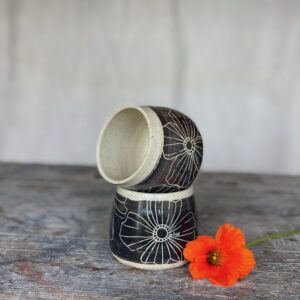 Keramický kalíšek sgraffito Flowers
