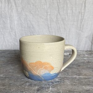 Keramický hrnek, stmívající oblaka